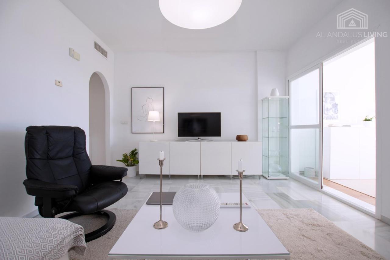 Scandinavian Style Apartment With Amazing Sea Views And South West Facing Sunny Terrace In Miraflores Walking Distance To The Beach! Малага Екстер'єр фото